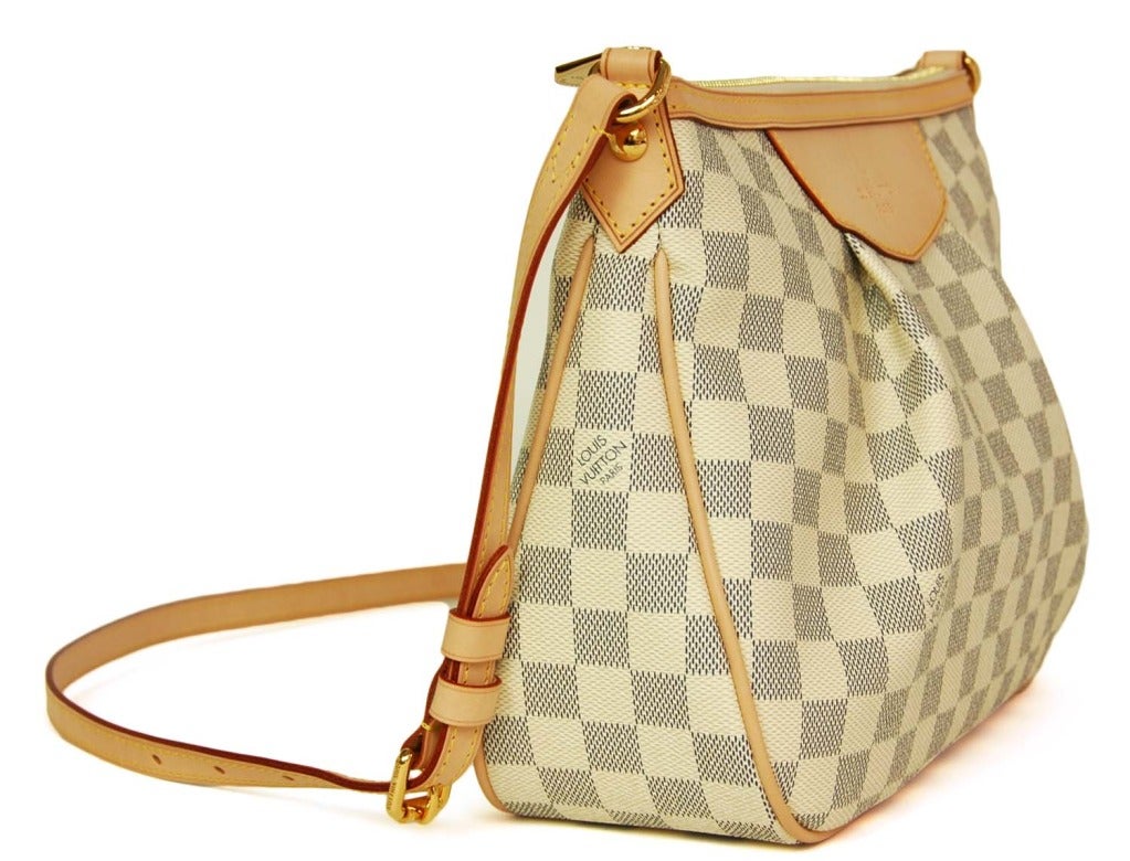 Louis Vuitton Damier Azur Siracusa PM Crossbody Bag
Age: c. 2012
Made in USA
Inside slip pockets
Top zipper closure
Adjustable shoulder strap
Date stamp reads 