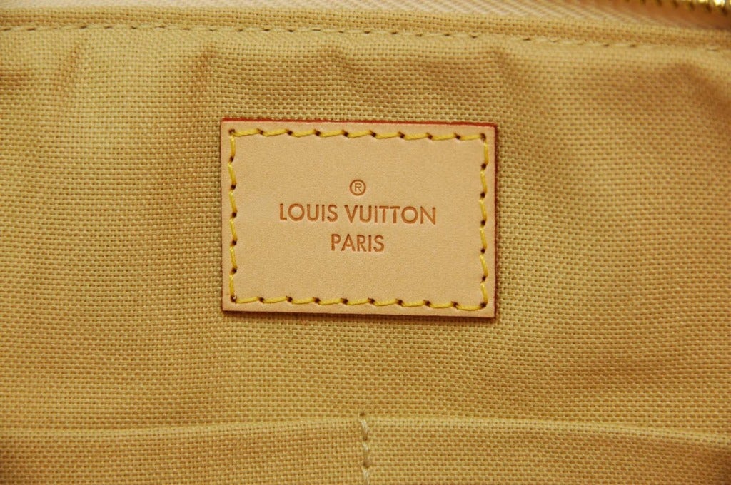 LOUIS VUITTON Damier Azur Siracusa PM Crossbody Bag (Rt. $1150) In Excellent Condition In New York, NY