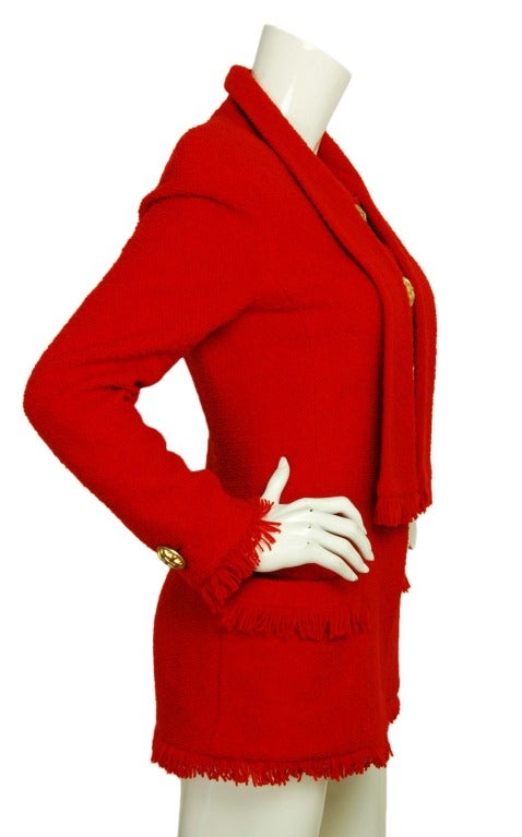 Chanel Rote Bouclé-Jacke mit Schal
Zwei Taschen vorne
Schließt mit zwei Knöpfen vorne
Mit Fransenbordüren

Markierte Größe: 36
Passt auf US-Größe: 4
Schulter: 16