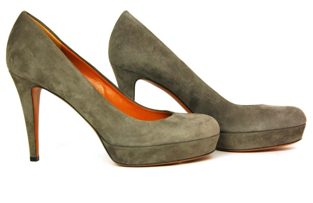 GUCCI Grey Suede Platform Pumps - Sz 8.5 In New Condition In New York, NY