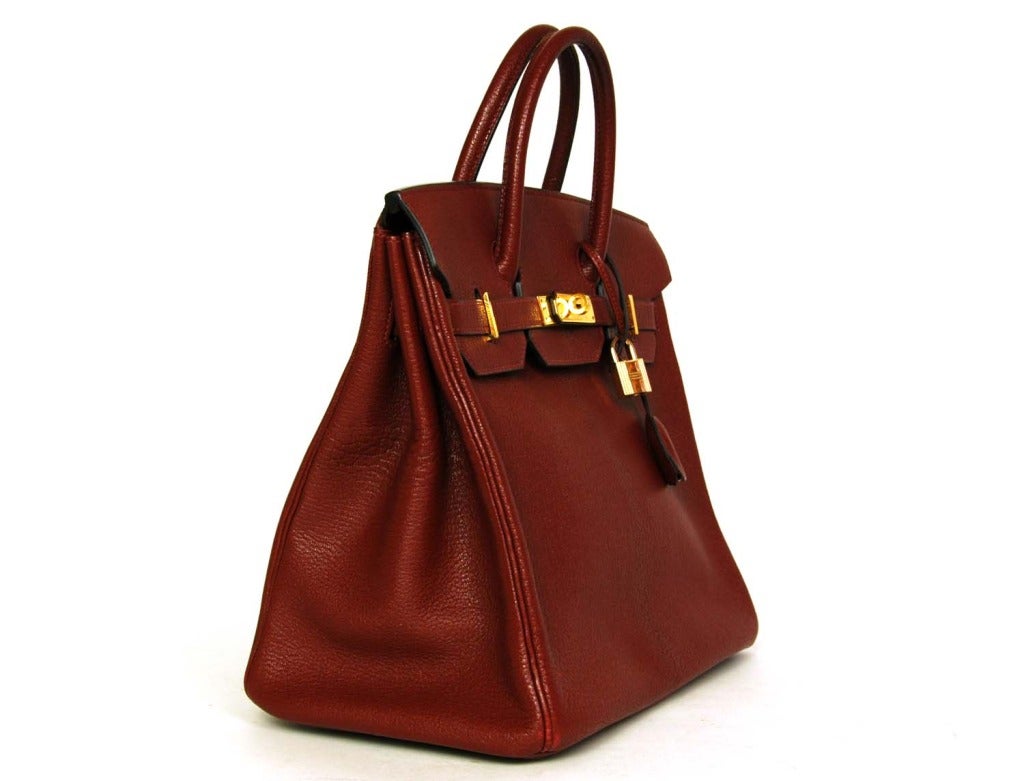 HERMES Chevre Leather Rouge H 32cm HAC Birkin Bag W. Gold Hardware 2002
Age: 2002
Made in France
Materials: chevre leather, goldtone hardware.
Features taller HAC style birkin in textured, shimmery leather with goldtone hardware. Two top handles