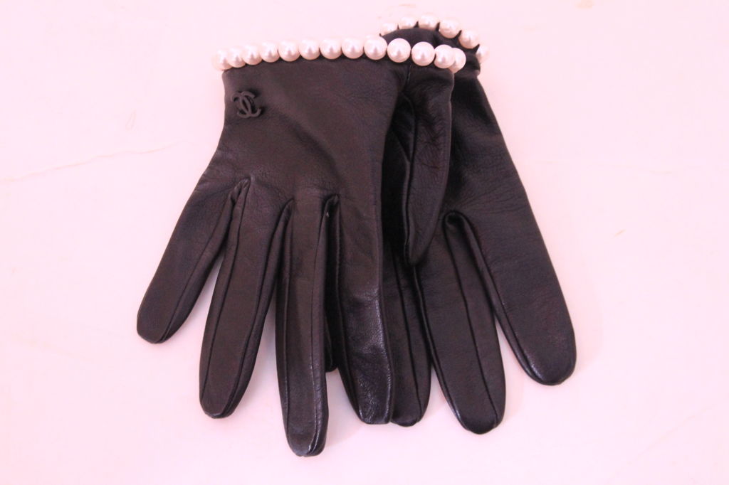 CHANEL LAMBSKIN LEATHER W/ PEARL TRIM HALF GLOVES SZ 7