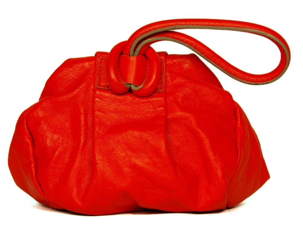 Pochette 'Rana' en cuir rouge Marc Jacobs avec grenouille dorée RT. $795 Excellent état à New York, NY