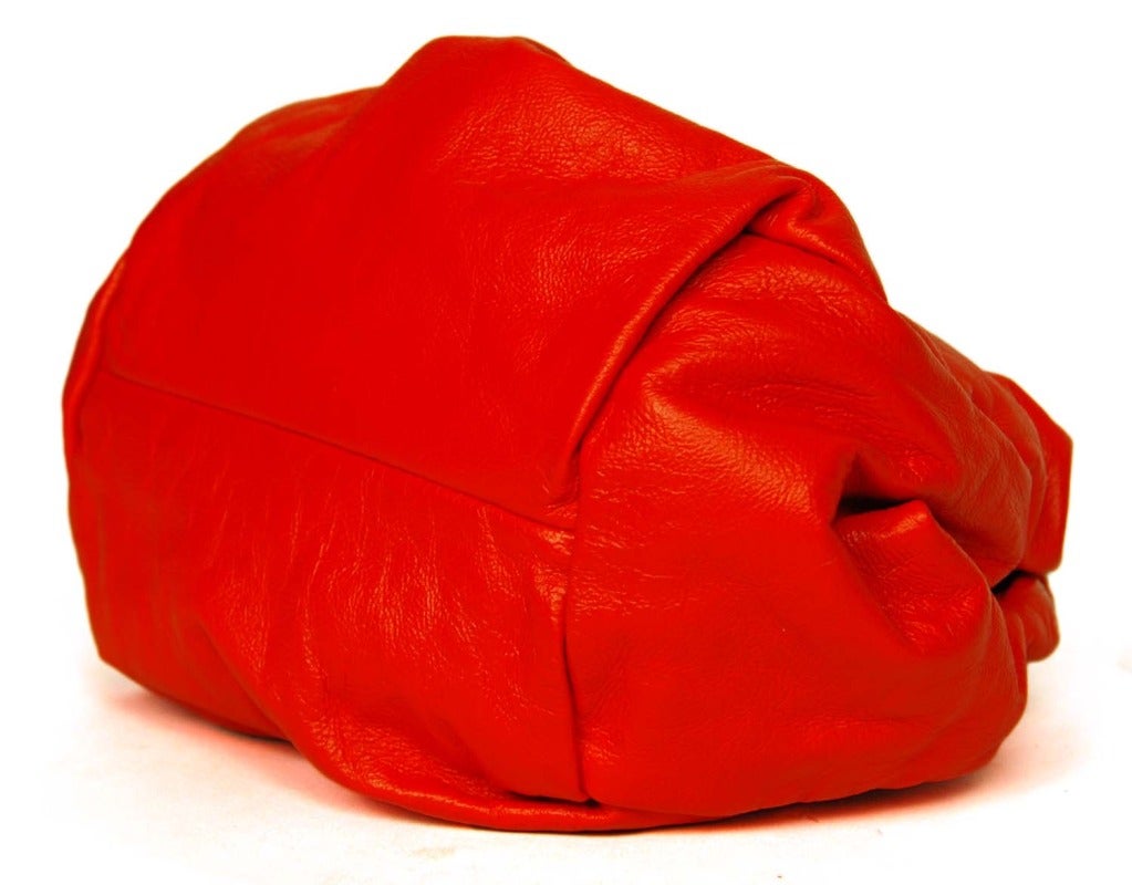 Pochette 'Rana' en cuir rouge Marc Jacobs avec grenouille dorée RT. $795 1