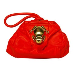 Pochette 'Rana' en cuir rouge Marc Jacobs avec grenouille dorée RT. $795