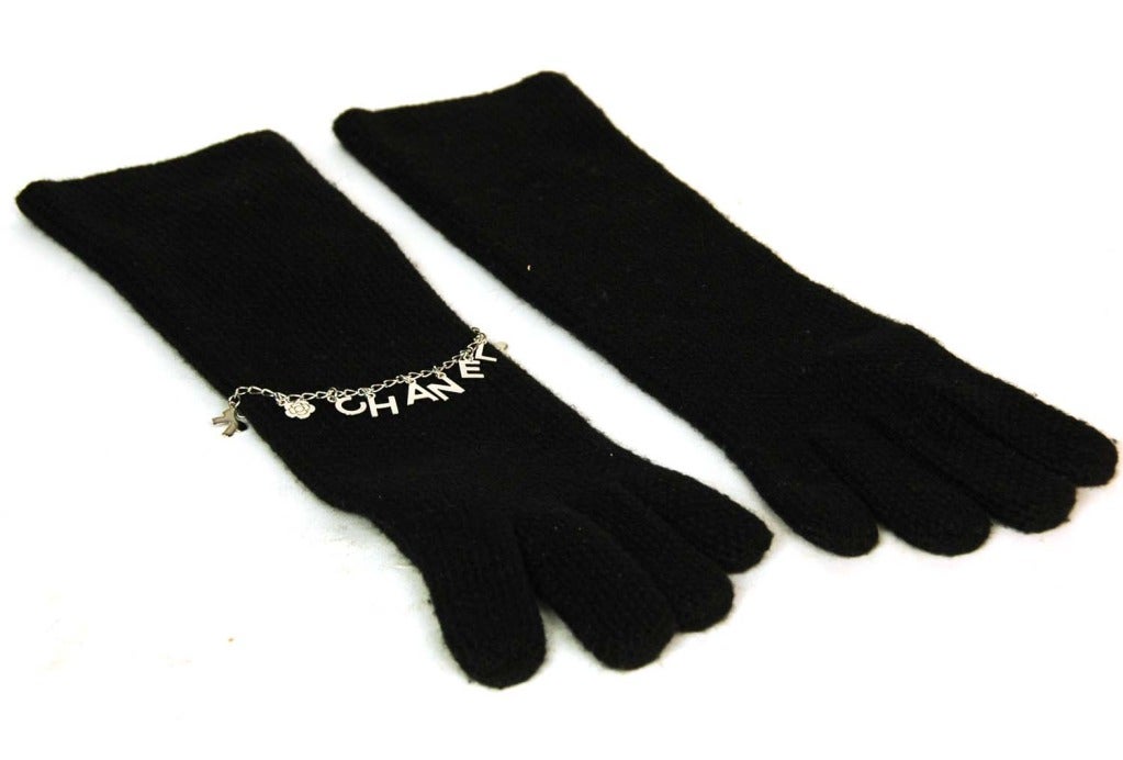 Chanel Black Cashmere Long Gloves With Charms - Sz Small

Made in Italy
Composition: 100% Cashmere
Left glove features silvertone charms
Labeled 