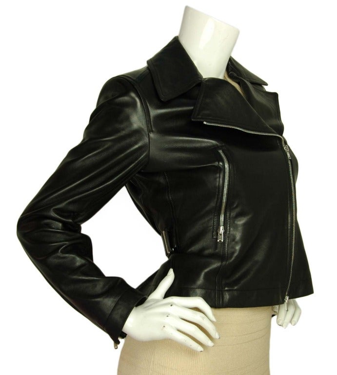 ALAIA Cropped Black Leather Asymmetrical Zip Motorcycle Jacket Sz. 38
Made in France
Materials: 100% leather, lining: 100% acetate.
Features black leather jacket with asymmetrical silver zipper and two vertical zippers at side. Vented back pleats