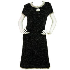 CHANEL Schwarzes kurzärmeliges Kleid mit Perlenperlen und Kamelie - Gr 4
