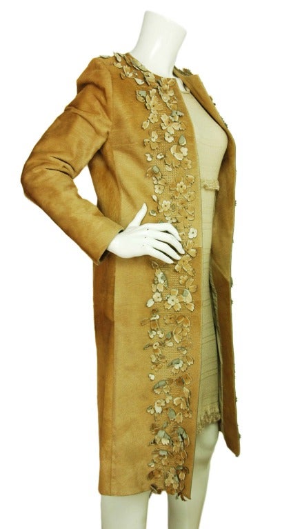 J. MENDEL Tan Ponyhair Coat W. Floral Applique & Perforated Detail Sz. Medium
Material: ponyhair, beads, fabric lining.
Features collarless coat in camel pony hair with perforated detail and floral appliques with beads around neck and down front