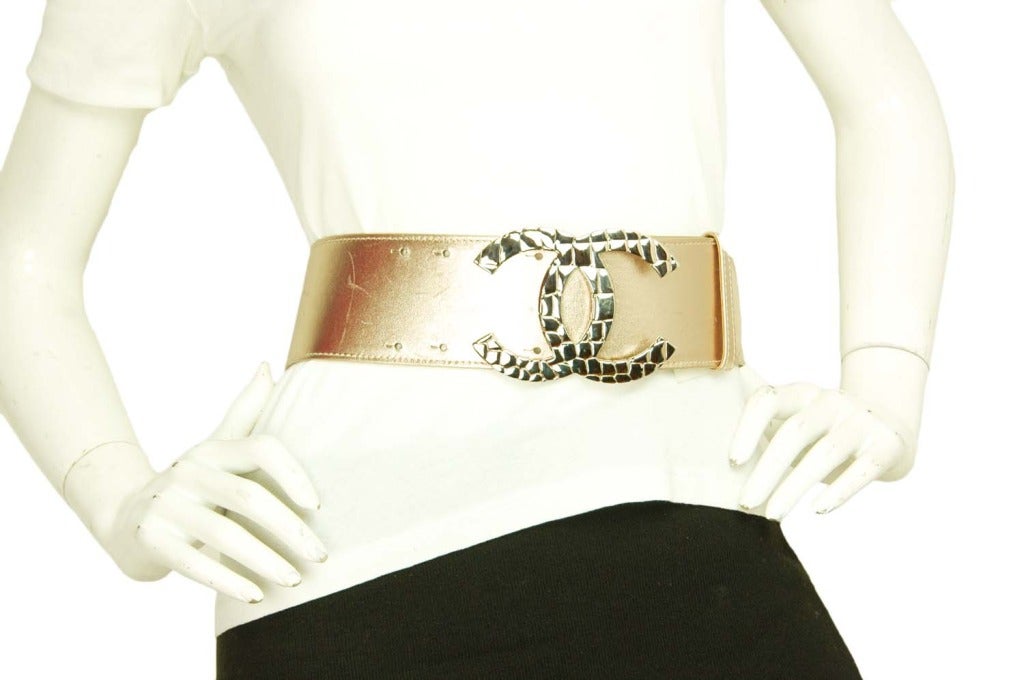 CHANEL '07 Gold Metallic Leather Belt With Goldtone Quilted CC Buckle sz 70 In Good Condition In New York, NY