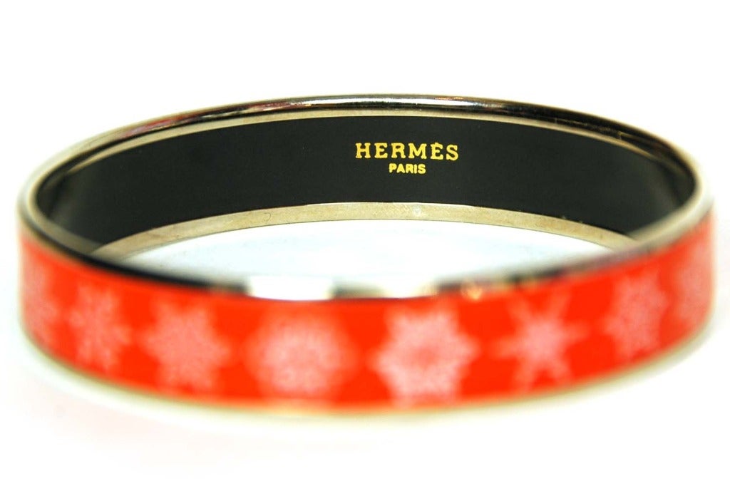 Hermes Red and White Snowflake Print Bangle - Sz 65

Made In Austria
Materials: enamel, silvertone metal
Size 65
Stamped 