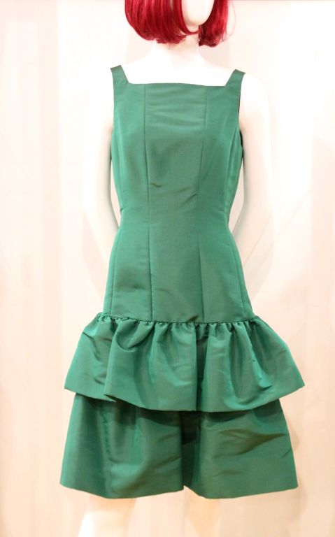 OSCAR DE LA RENTA GREEN TAFFETA SLEEVELESS TIERED DRESS