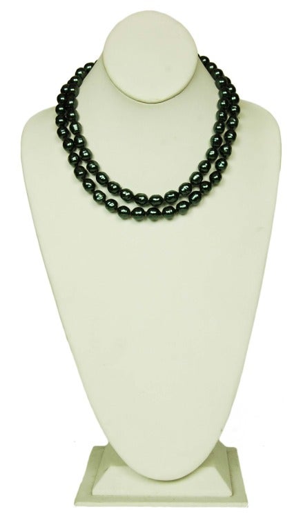 CHANEL Vintage Dark Gray Pearl Strand Necklace c. 1981
Age: 1981
Materials: faux pearls.
Features single strand of dark grey faux pearls. Can be worn long, doubled, or stacked with other necklaces.
Stamped CHANEL C. 1981

Length:
