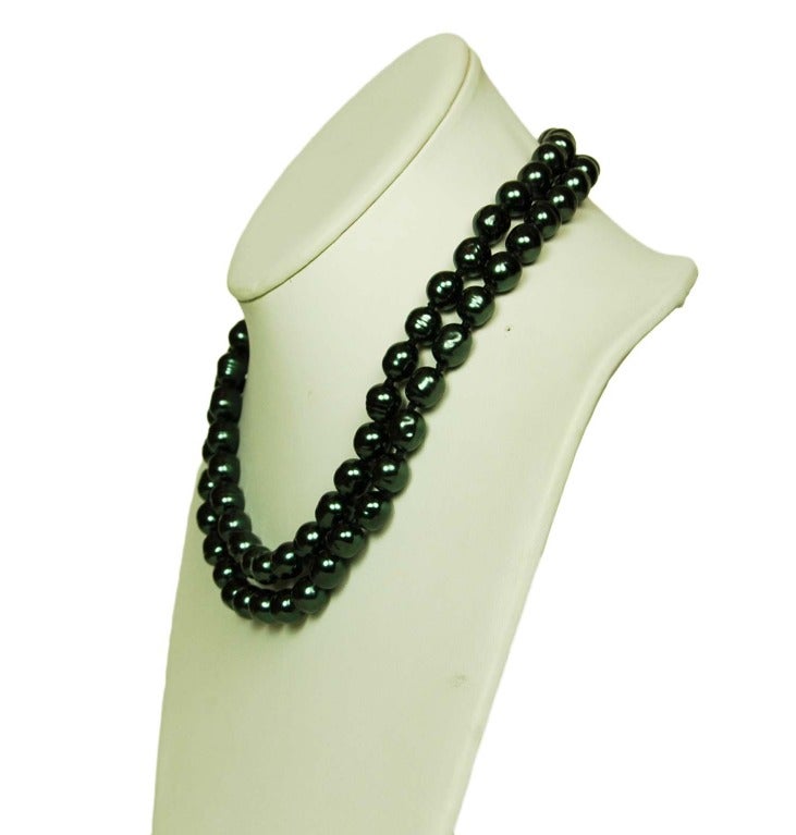 CHANEL Vintage Dark Gray Pearl Strand Necklace c. 1981 In Excellent Condition In New York, NY