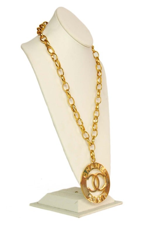CHANEL Vintage Goldtone Chainlink Necklace w. XL 'CHANEL PARIS' Medallion In Excellent Condition In New York, NY