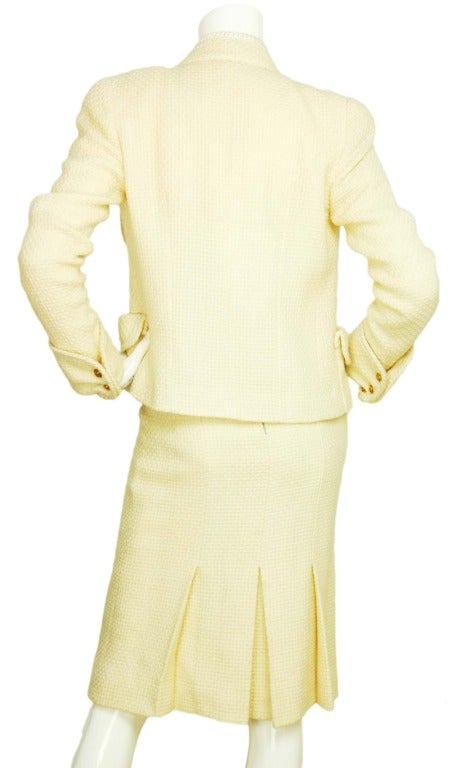 CHANEL Cream Boucle Skirt Suit W. White Stitching Sz. 2 In Excellent Condition In New York, NY
