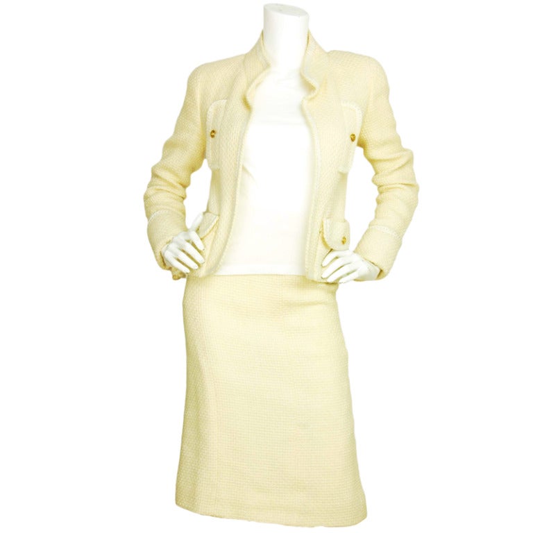 CHANEL Cream Boucle Skirt Suit W. White Stitching Sz. 2