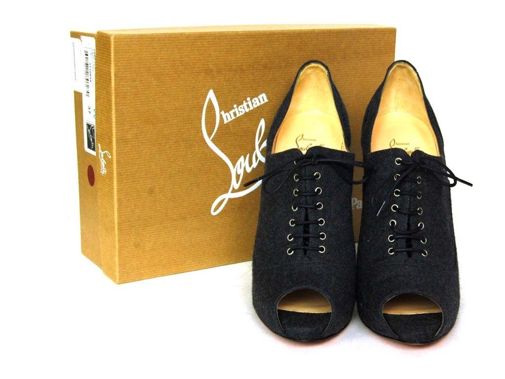CHRISTIAN LOUBOUTIN Grey Wool Lace-Up Peeptoe Booties Sz. 40 In New Condition In New York, NY