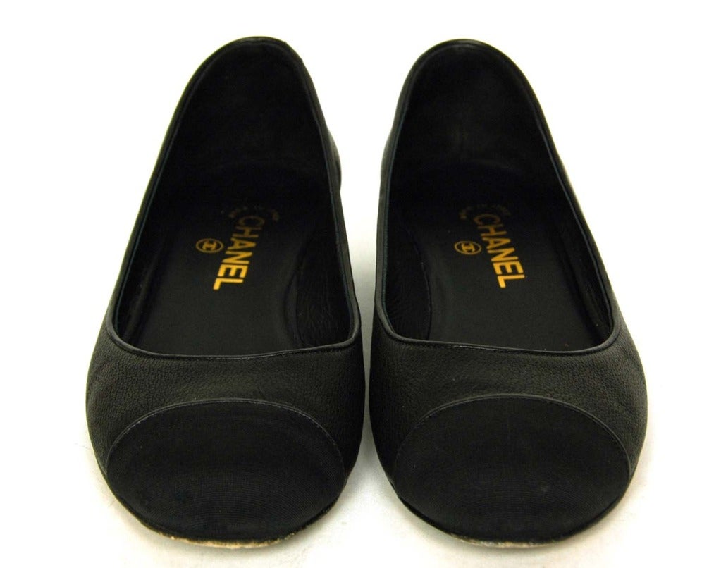 CHANEL Black Leather Flats W. Grosgrain Cap Toe Sz. 39.5 RT. $750 c. 2012
Age: 2012
Made in Italy
Materials: black leather, black grosgrain ribbon.
Features round toe ballerina flat in pebbled black leather with grosgrain cap toe. Small heel