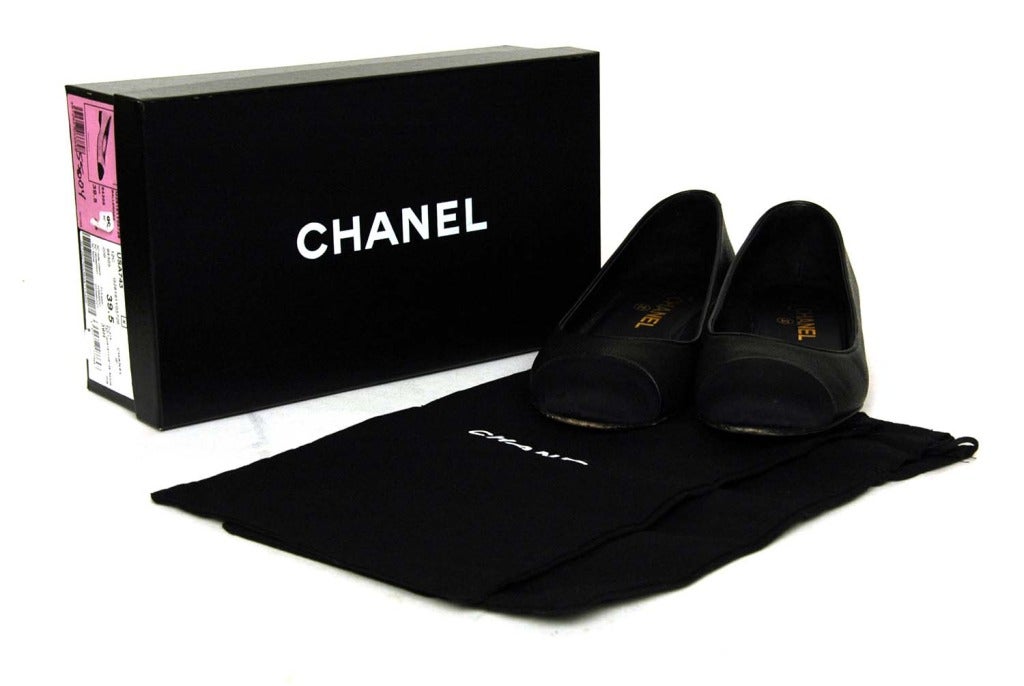 CHANEL Black Leather Flats W. Grosgrain Cap Toe Sz. 39.5 RT. $750 c. 2012 In Excellent Condition In New York, NY