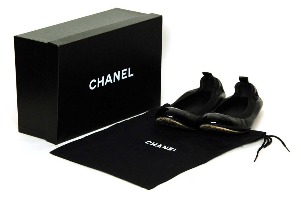 CHANEL Black Leather Elastic Ballet Flats W. Patent Trim Sz. 40 In Excellent Condition In New York, NY