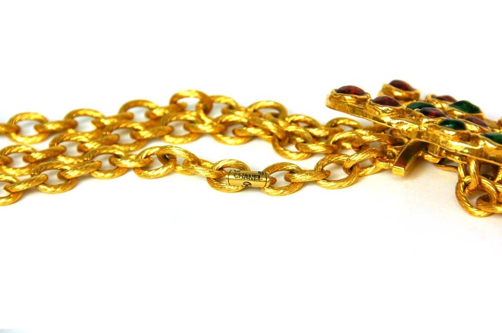 Chanel Vintage Three Strand Chain Link Belt/Necklace w/ Green & Red Gripoix CC In Excellent Condition In New York, NY