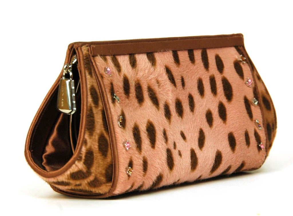 Judith Leiber pink ponyhair leopard print clutch w. chain
Made in USA
Materials: pony-hair
1 zipper pocket and 1 slit pocket inside
Closes with pull lock closure
8