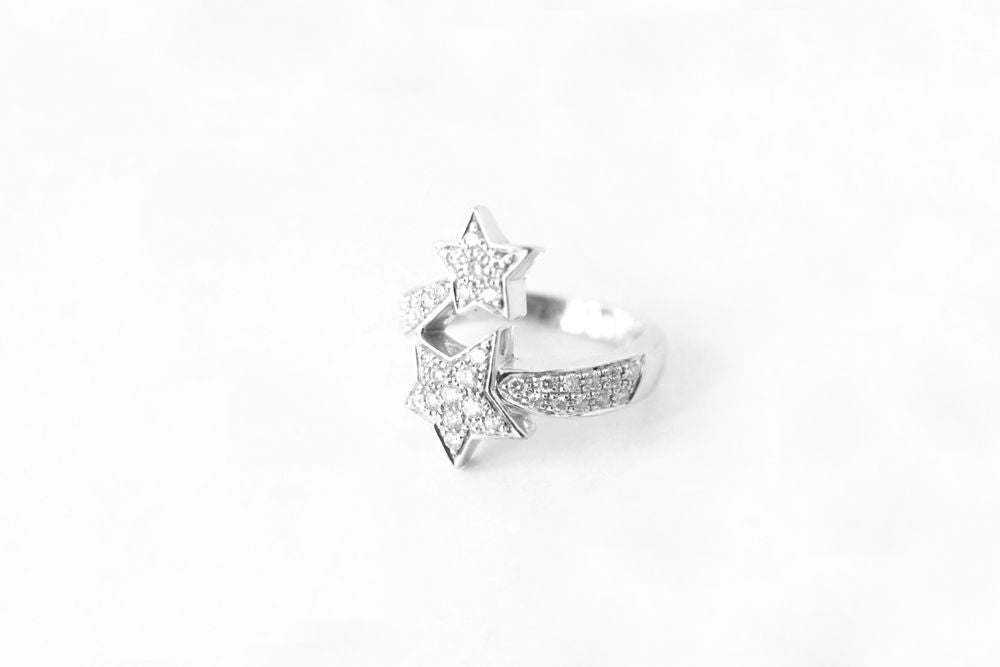 This CHANEL 18K White Gold Comet Star Ring w/ Diamonds is the must-have for all collectors. Size 7.5. Engraved with 