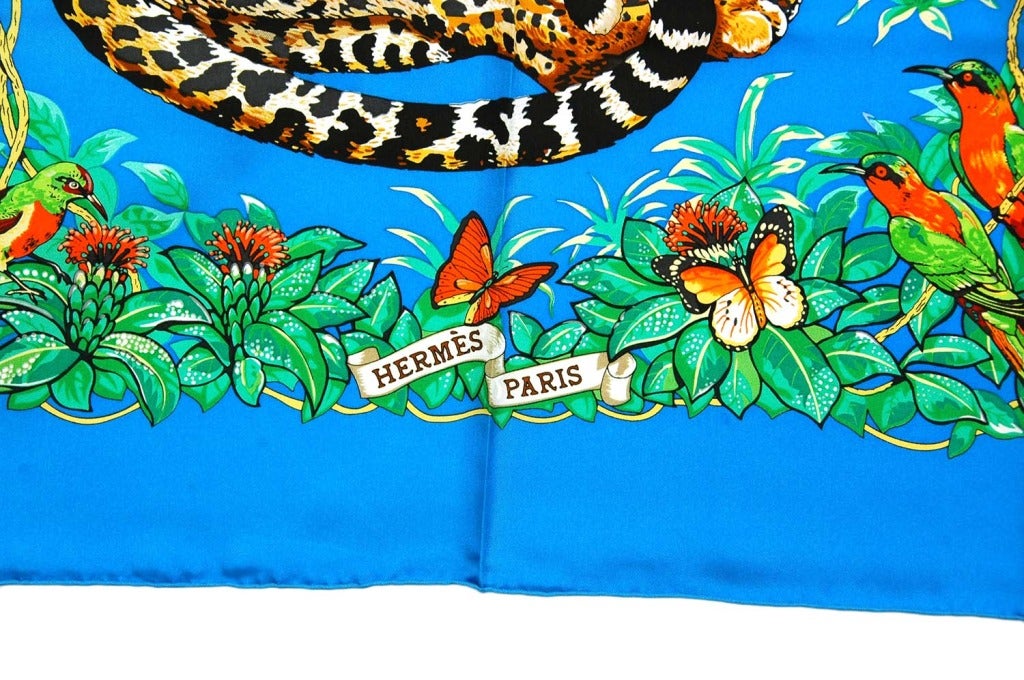 Foulard en soie 'Jungle Love' de Hermes NIB bleu

Fabriqué en France
Composition : 100% soie
Motif de jungle multicolore imprimé sur de la soie bleue 
Labellisé 