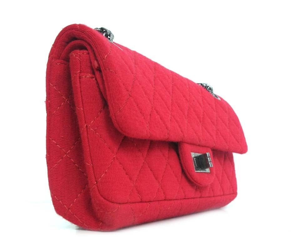 Quilted red jersey with antiqued silvertone hardware.
c.2006-2008
Bijoux double chain strap which can be doubled or worn long.
Long chain is long enough to go cross body.
Double chain is 22