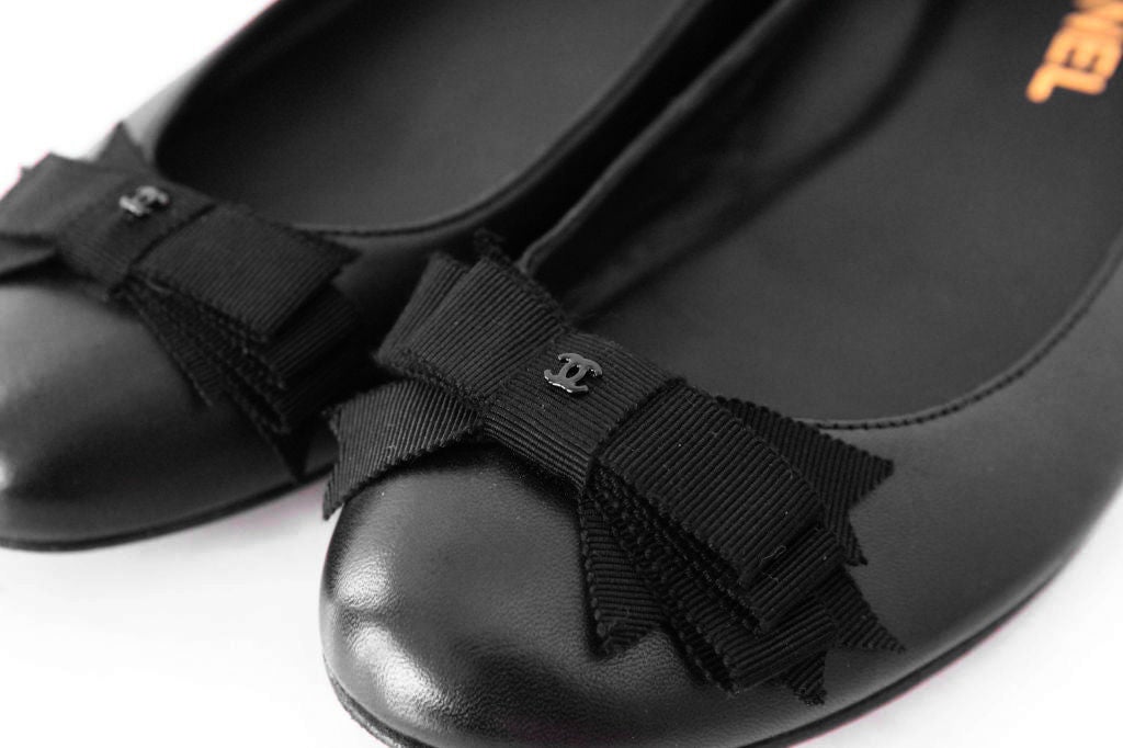 CHANEL BLACK LEATHER FLATS W/ BOW 3