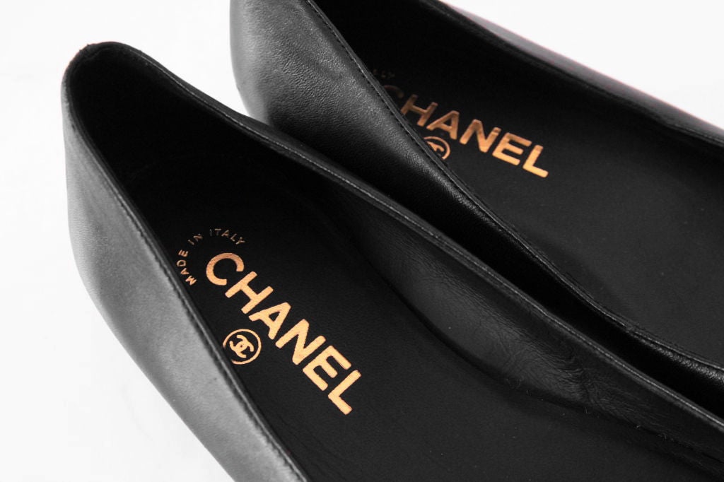 CHANEL BLACK LEATHER FLATS W/ BOW 4