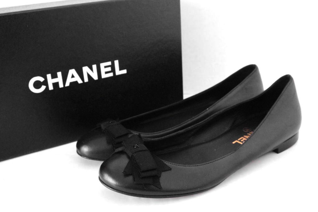 CHANEL BLACK LEATHER FLATS W/ BOW 6