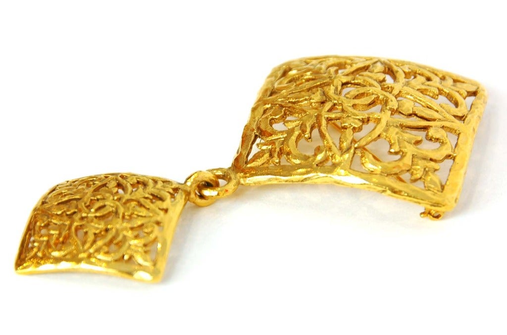 Chanel Vintage '70s-'80s Gold Brocade Double Diamond Brooch

Made In: France
Year of Production: 1970s-1980s
Color: Goldtone
Materials: Metal
Closure: Pin back closure
Stamp: CHANEL MADE IN FRANCE
Overall Condition: Excellent vintage, pre-owned