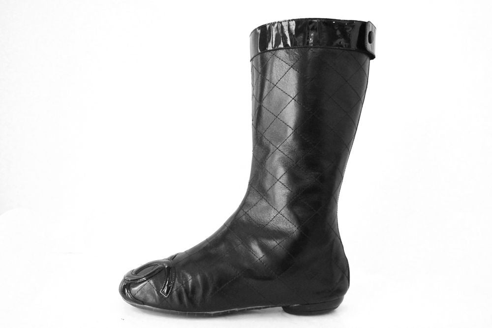 These CHANEL 05A Black Quilted Leather Boots evoke the timeless and classic design of Chanel. As part of the 2005 Chanel Fall/Winter Collection, this item is a must-have. <br />
<br />
These boots are made of black quilted leather accents with