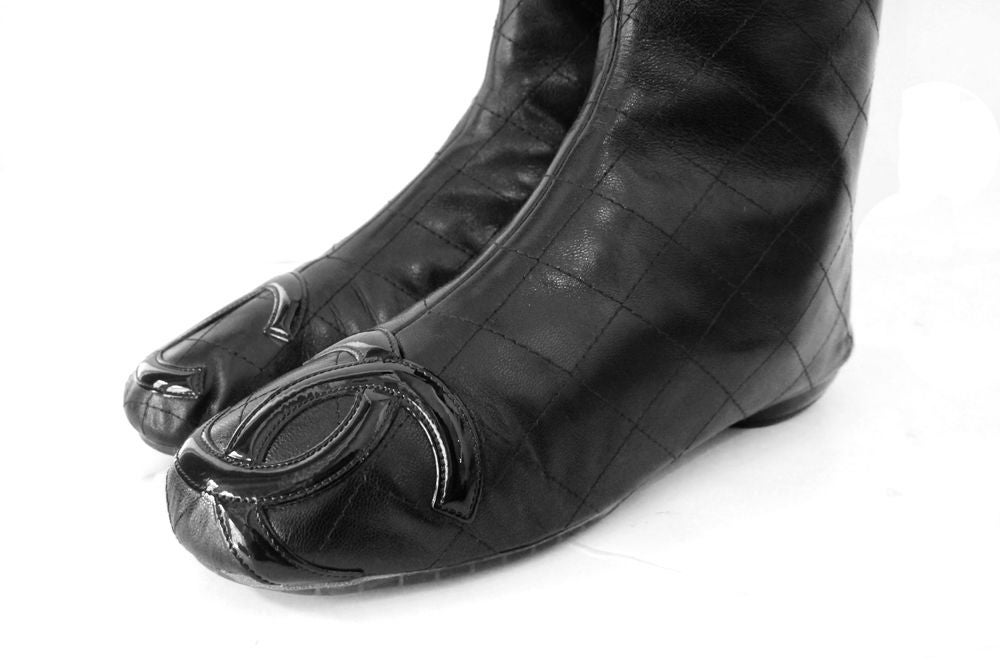 CHANEL BLACK QUILTED LEATHER BACK-ZIP BOOTS -37.5 4