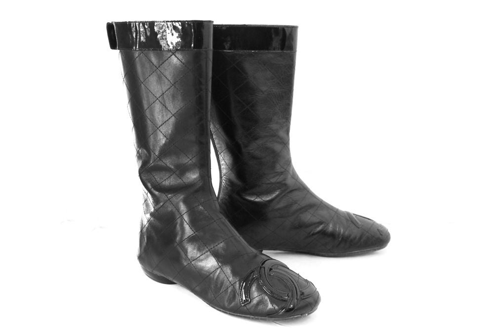 CHANEL BLACK QUILTED LEATHER BACK-ZIP BOOTS -37.5 6