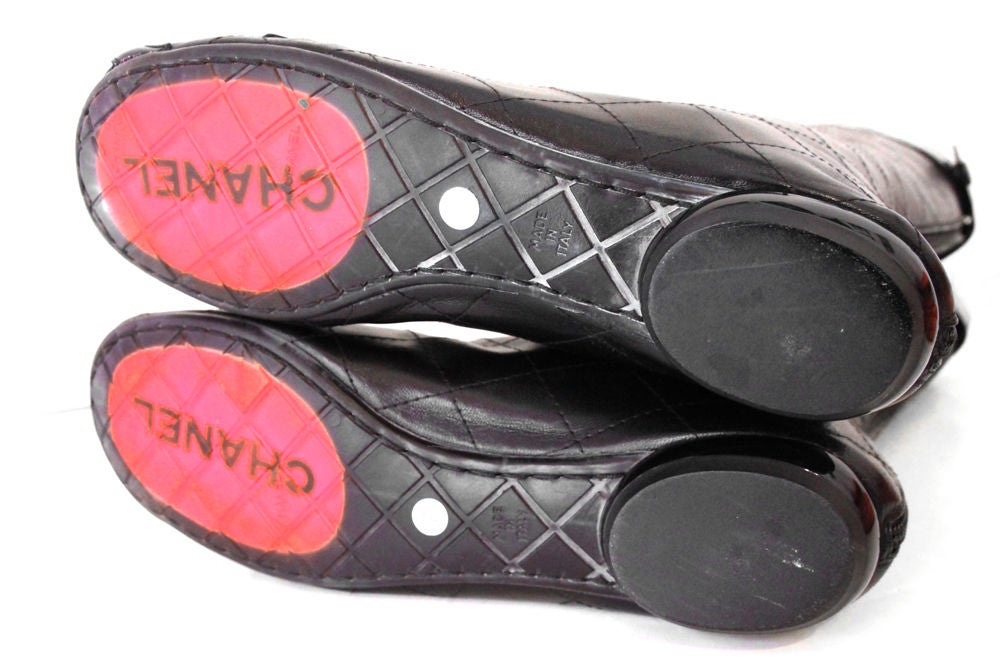 CHANEL BLACK QUILTED LEATHER BACK-ZIP BOOTS -37.5 7