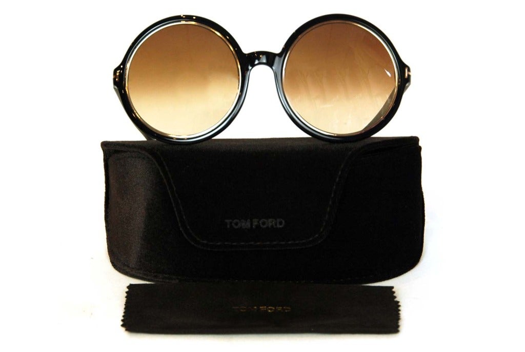 Tom Ford Black Round Sunglasses with Gold Trim
Made in Italy
Materials: Plastic
2.25