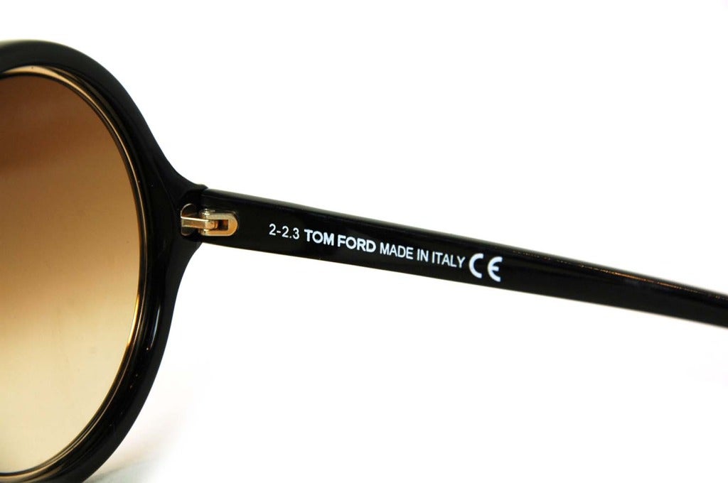 TOM FORD Black Round Sunglasses with Gold Trim In Excellent Condition In New York, NY