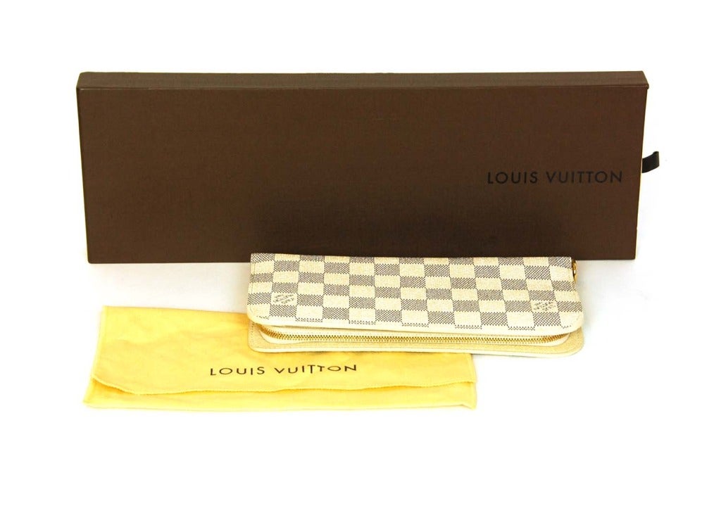 Louis Vuitton Damier Azur Insolite Wallet
Age: 2008
Made in Spain
Materials: canvas
Stamped: LOUIS VUITTON PARIS MADE IN SPAIN
Date code reads: CA4028
8.5