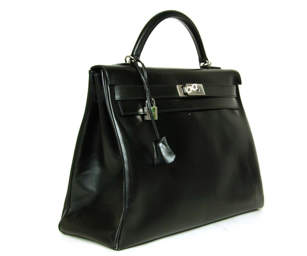 A chic and stylish Hermes classic Kelly bag
c.2006
Made in France
Black Box leather with palladium hardware
Retourne style with rolled edges
Four protective palladium feet at base
Stamped: HERMES PARIS MADE IN FRANCE
Blind stamp reads: