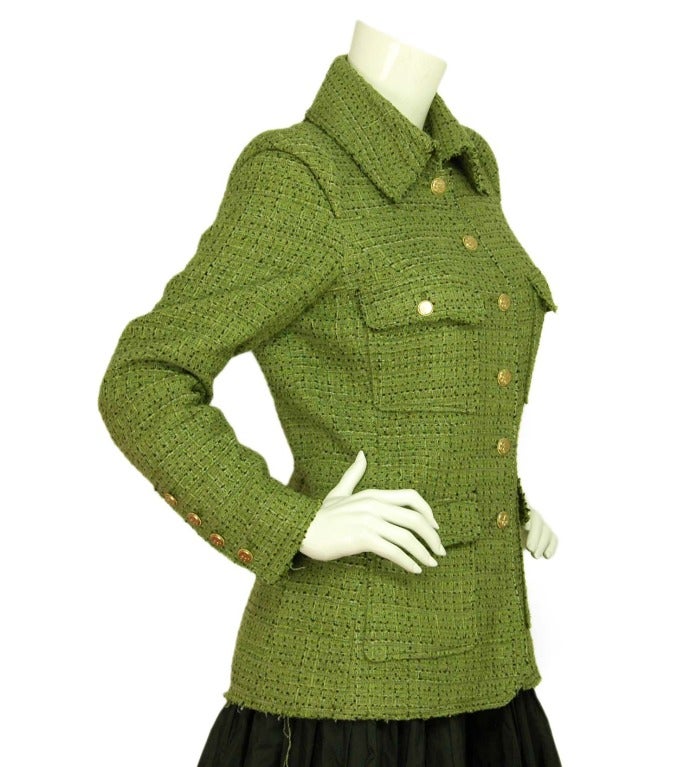 Chanel Green Tweed Jacket W/Front Pockets - Sz 10

Age: c. 2008
Made in France
Composition: 52% cotton, 25% linen, 11%silk, 6% polyester, 3% nylon, 3% wool
Front button closure with six goldtone CC buttons
Back slit closes with four goldtone