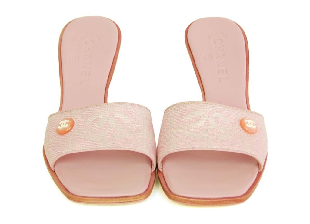 Chanel NEW Pink Travel Ligne Slides - Sz 39

    Made in Italy
    Materials: cotton, leather
    Stamped 