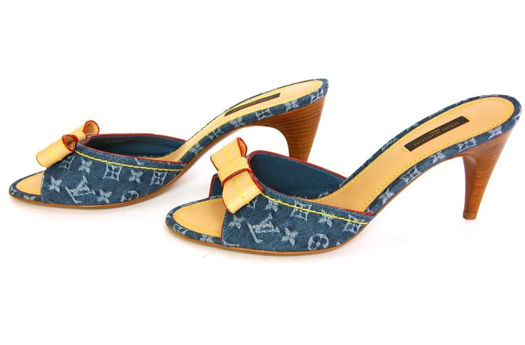 LOUIS VUITTON Denim Peep Toe Mules W/Bow-Sz 39 1/2(9.5) In New Condition In New York, NY