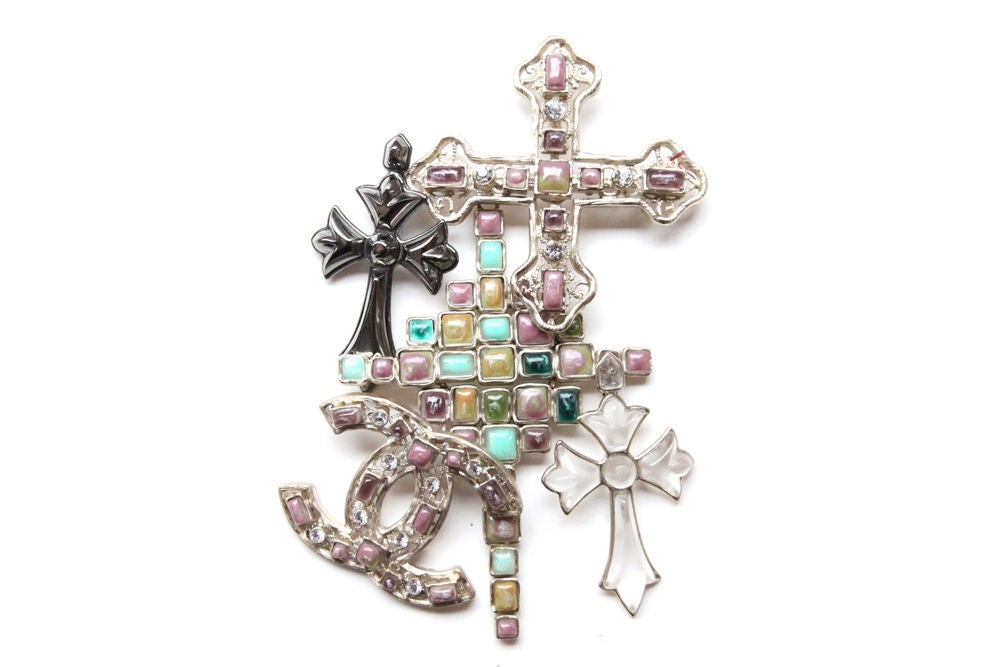 From the 2008 collection.
Over sized statement pin.
Features four crosses and one CC.
Oval tag stamped CHANEL 08 CC A MADE IN FRANCE.