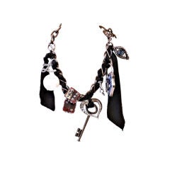 Lanvin Ribbon & Chain Lucky Charm Necklace w. Fausses perles:: dés & Oeil du mal