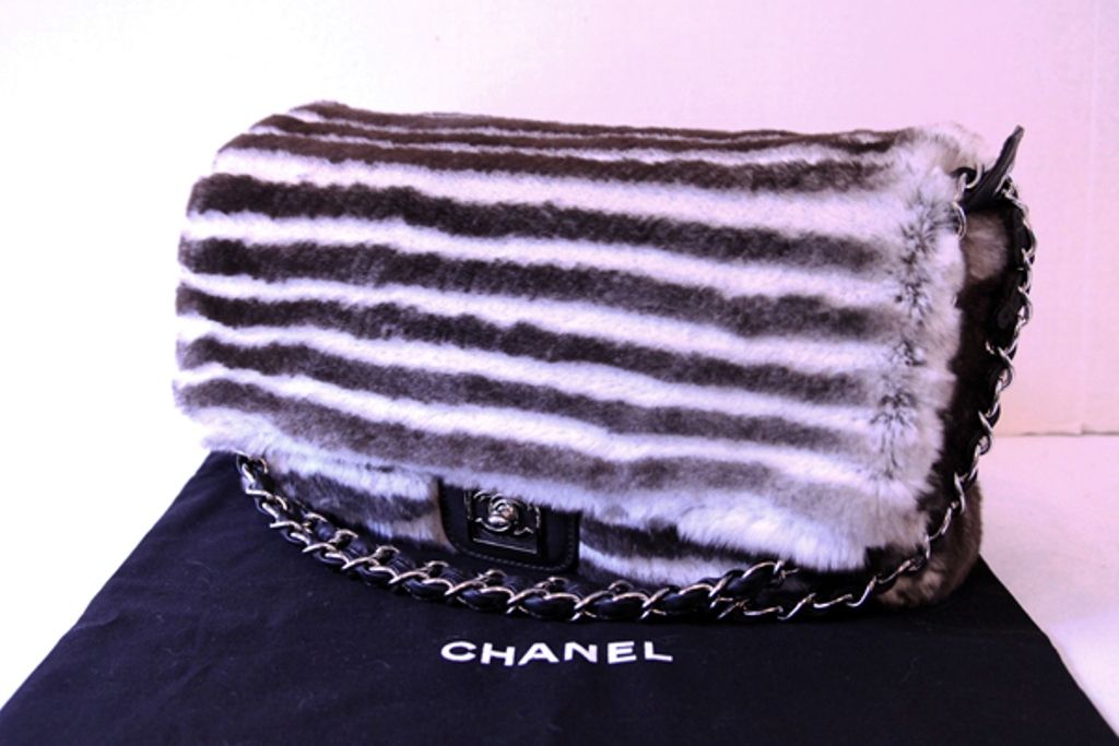 This stunning CHANEL Chinchilla Fur Jumbo Flap Bag with silvertone hardware is the epitome of luxury!<br />
<br />
Classic Jumbo style in super soft Chinchilla fur. Closes with silvertone 