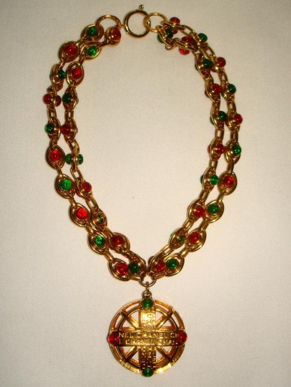 This CHANEL Necklace is made of golden double chain with red and green gripoix glasses and goldtone multi 