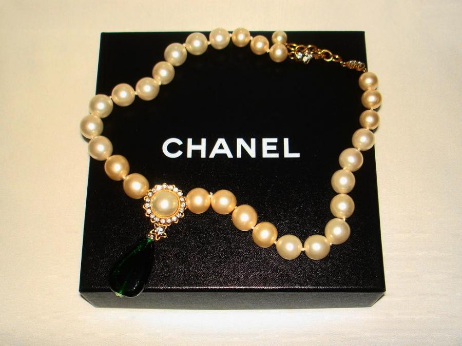 Vintage Chanel White Pearl Necklace W Green Glass 7